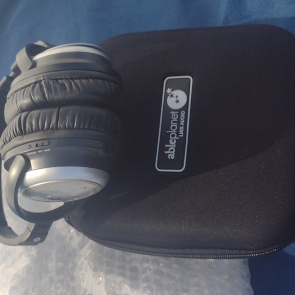 Able Planet  NC1 00 Black and Silver Wireless Headphones with Case& Accessories - Picture 4 of 4
